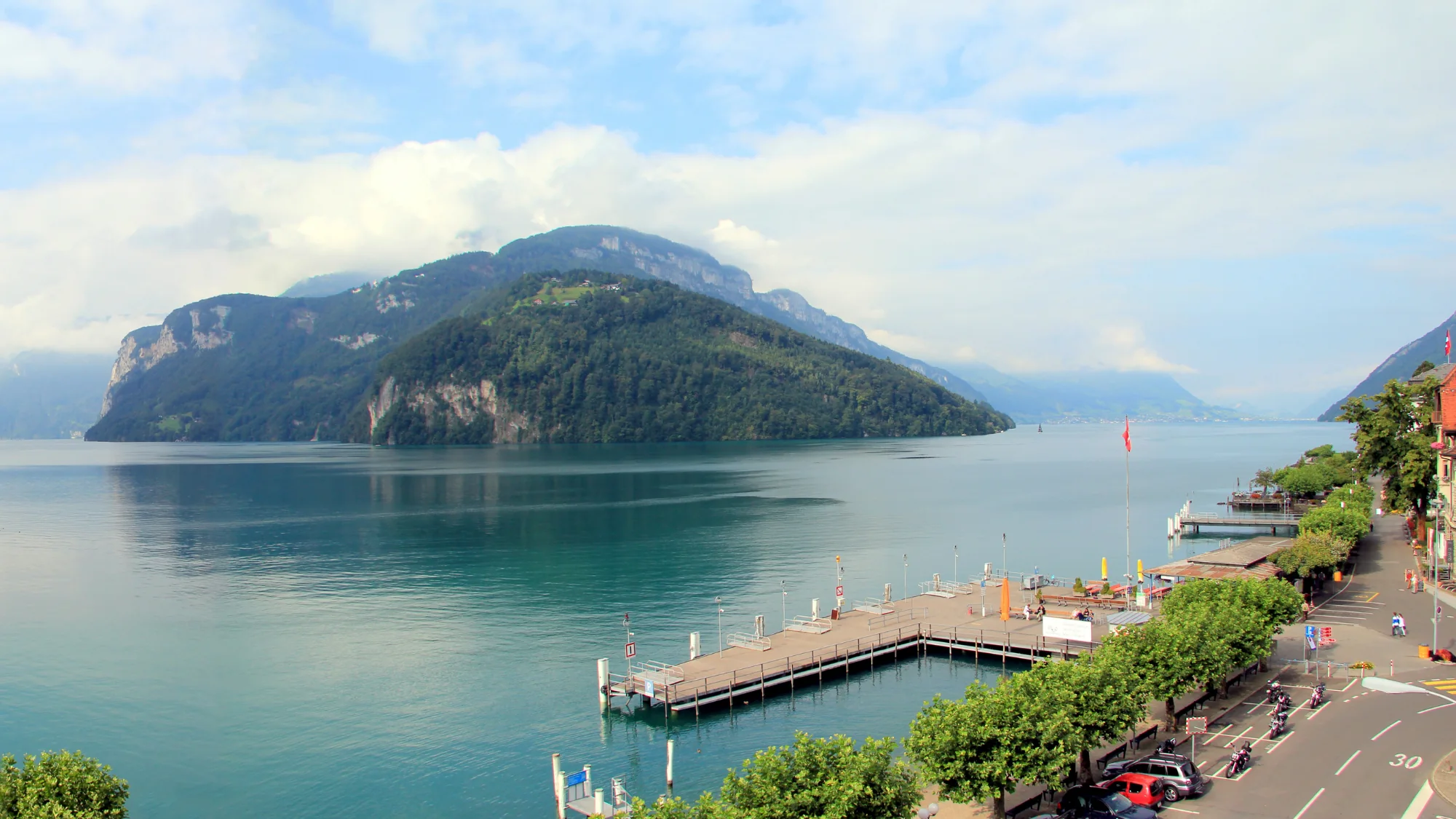 Blick über den Vierwaldstättersee bei Brunnen mit der Schiffstation am Quai