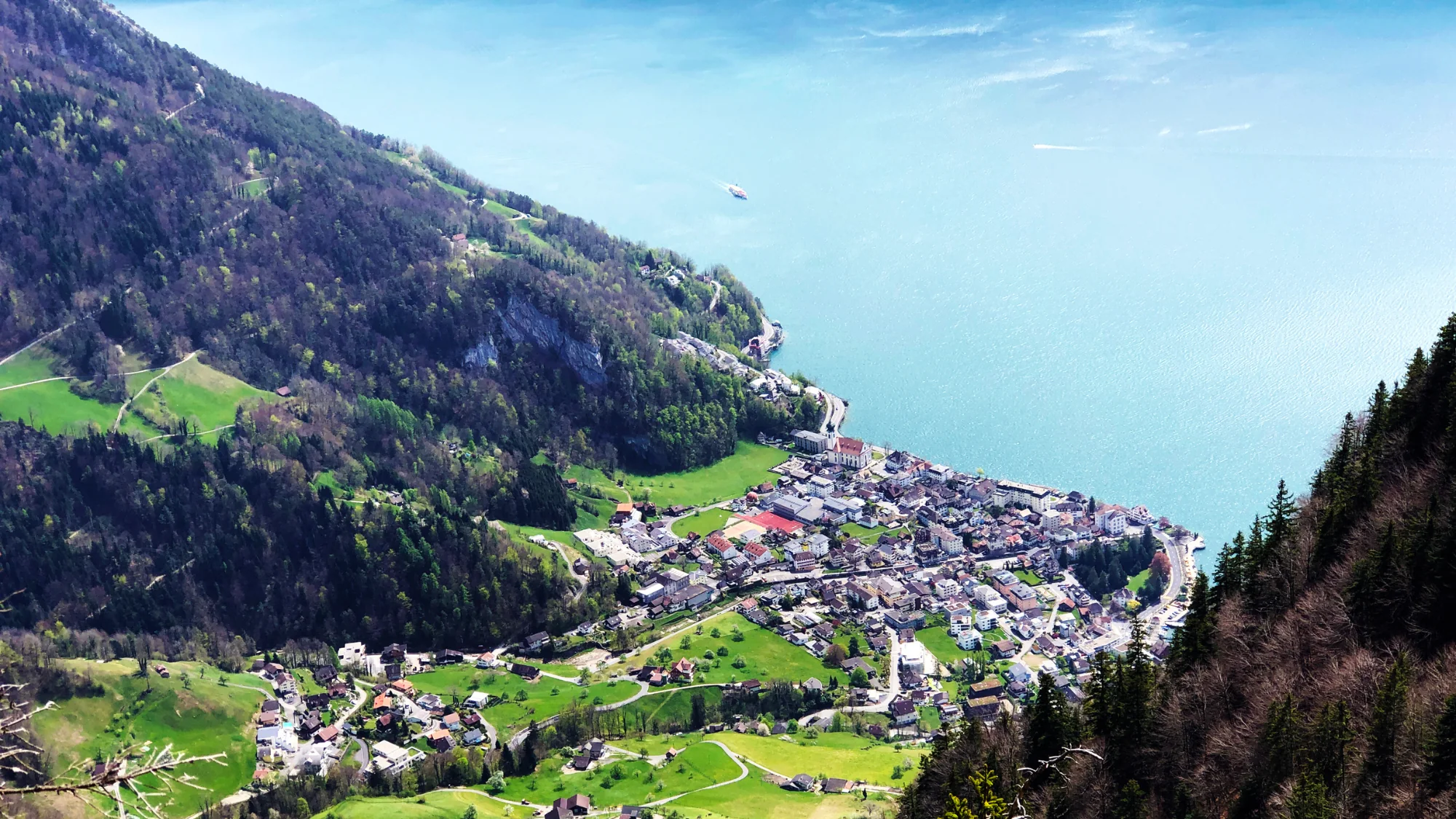 Gersau am Ufer des Vierwaldstättersees, von den Rigihängen aus gesehen