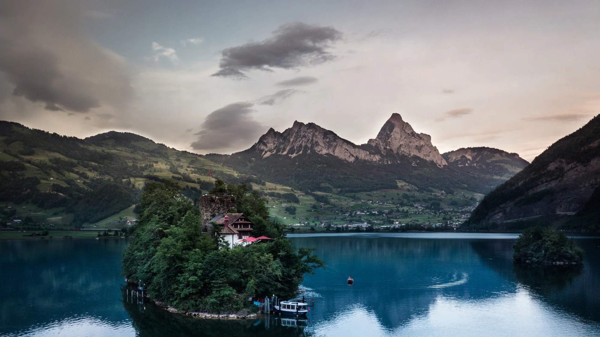 Der Lauerzersee mit der Insel Schwanau und den Mythen im Hintergrund