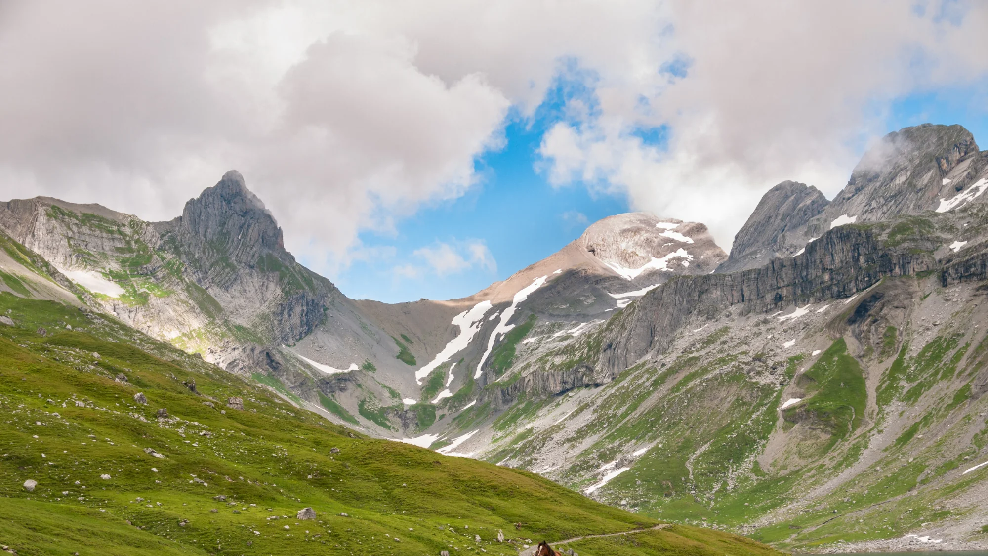 Schroffe Karst- und Bergwelt im Gebiet des Muotatals