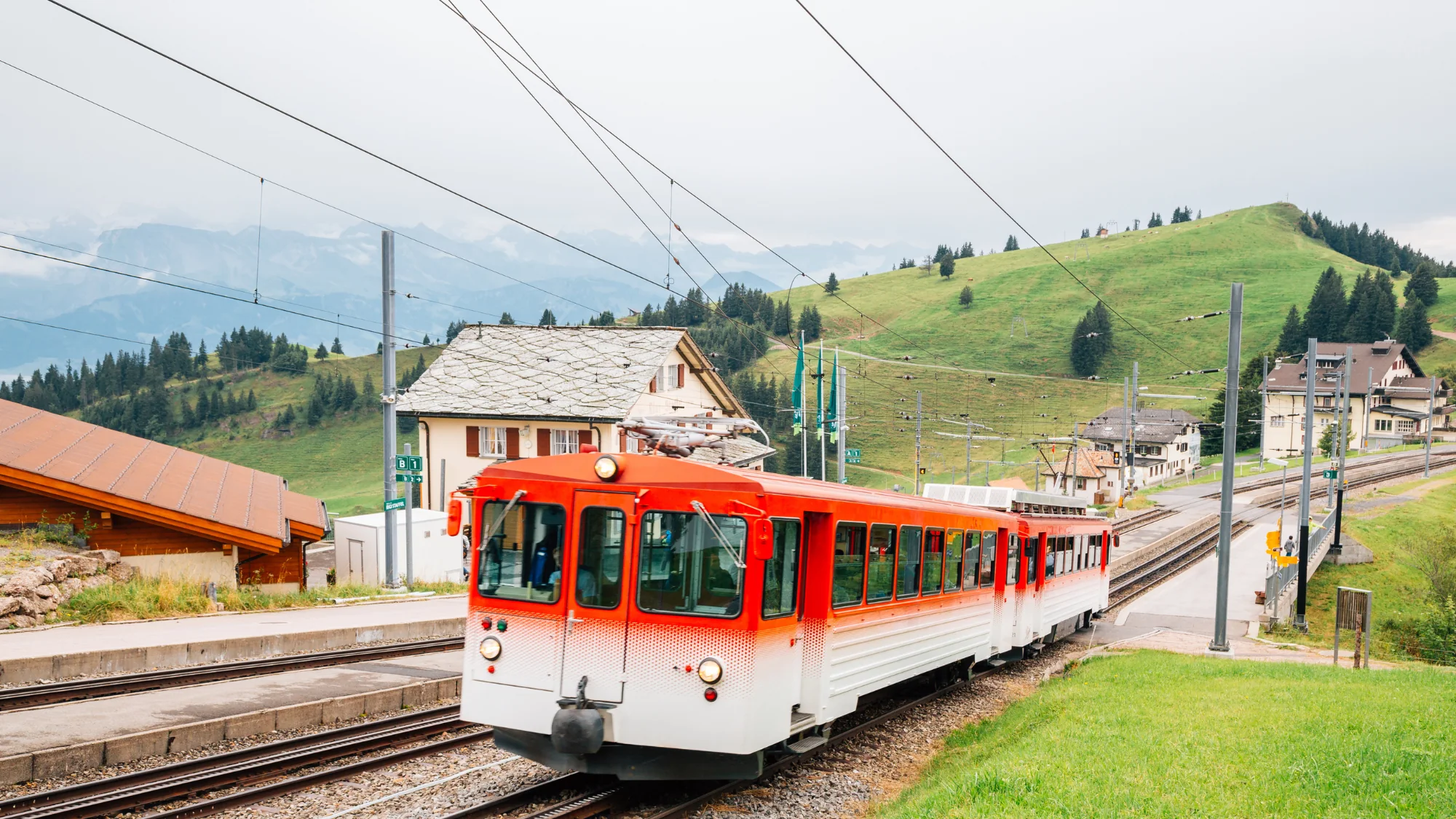 Zug der Rigi-Zahnradbahn an einer Station auf der Rigi