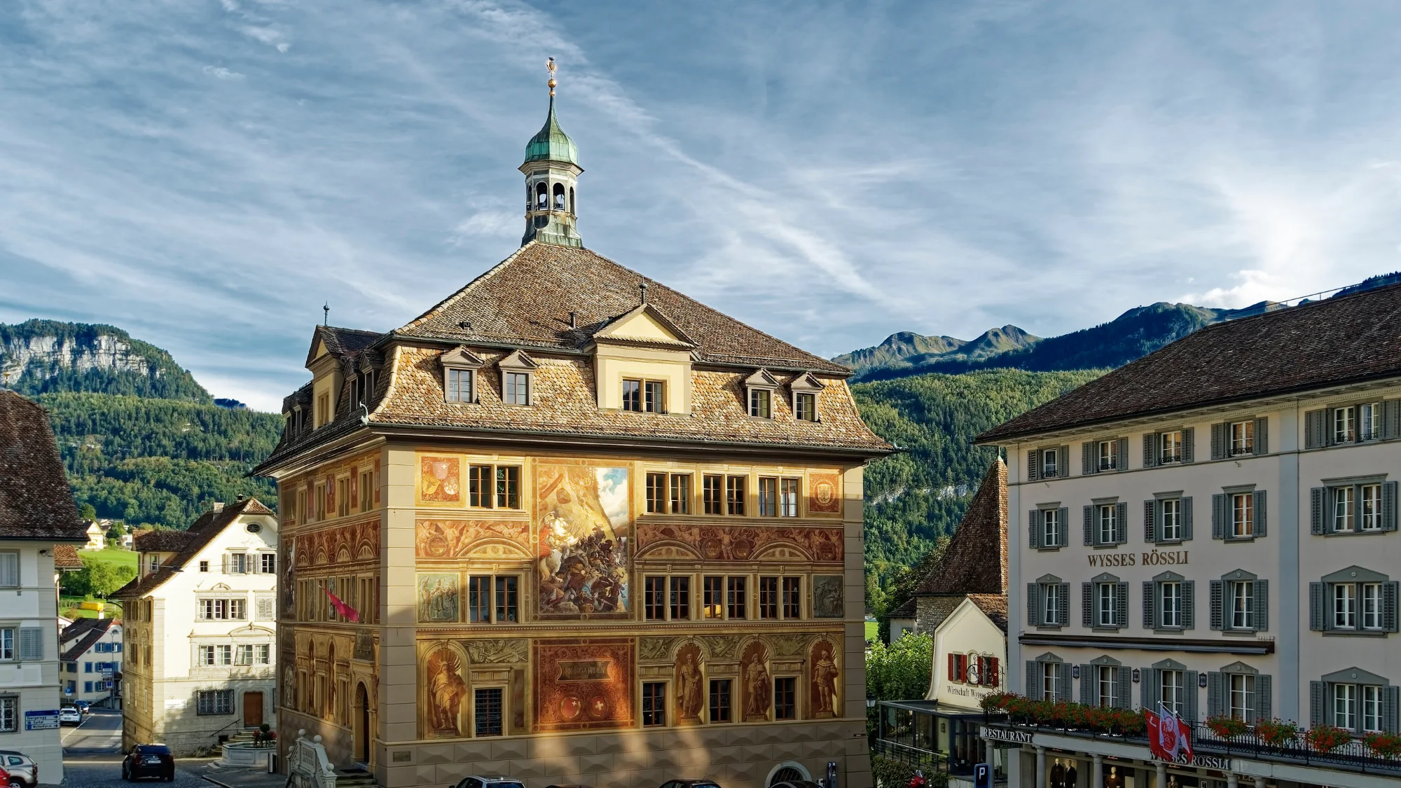 Das mit Fresken bemalte Rathaus am Hauptplatz von Schwyz