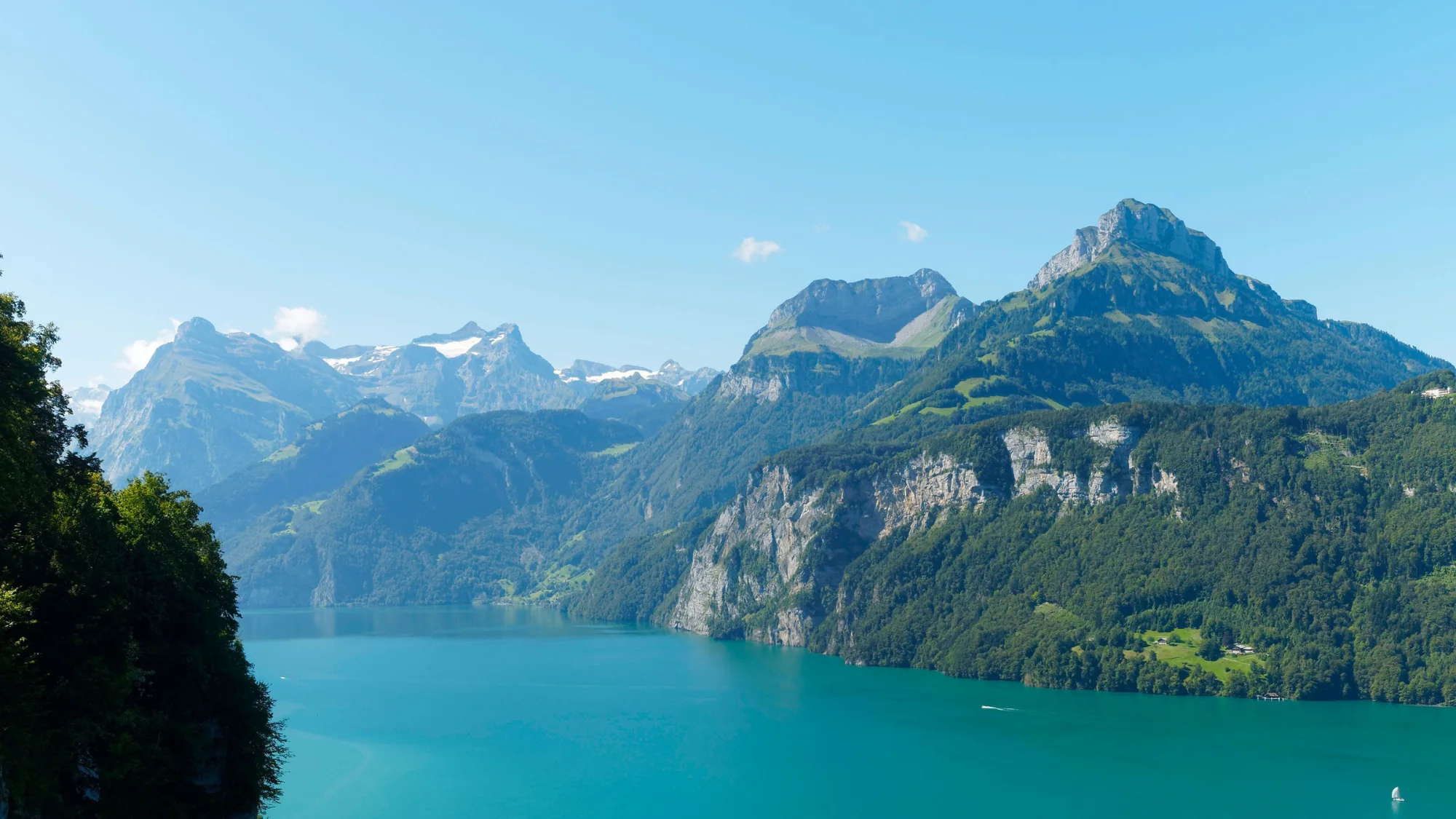 Der fjordartige Urnersee zwischen steilen Bergflanken