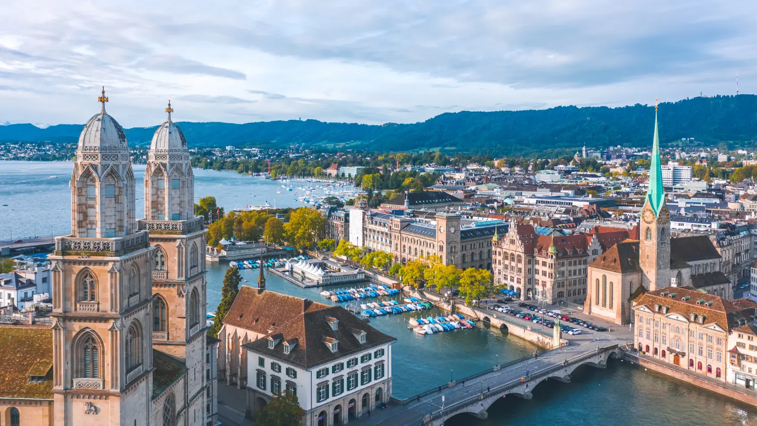 Vue par-dessus la Limmat sur le Grossmünster et la vieille ville de Zurich
