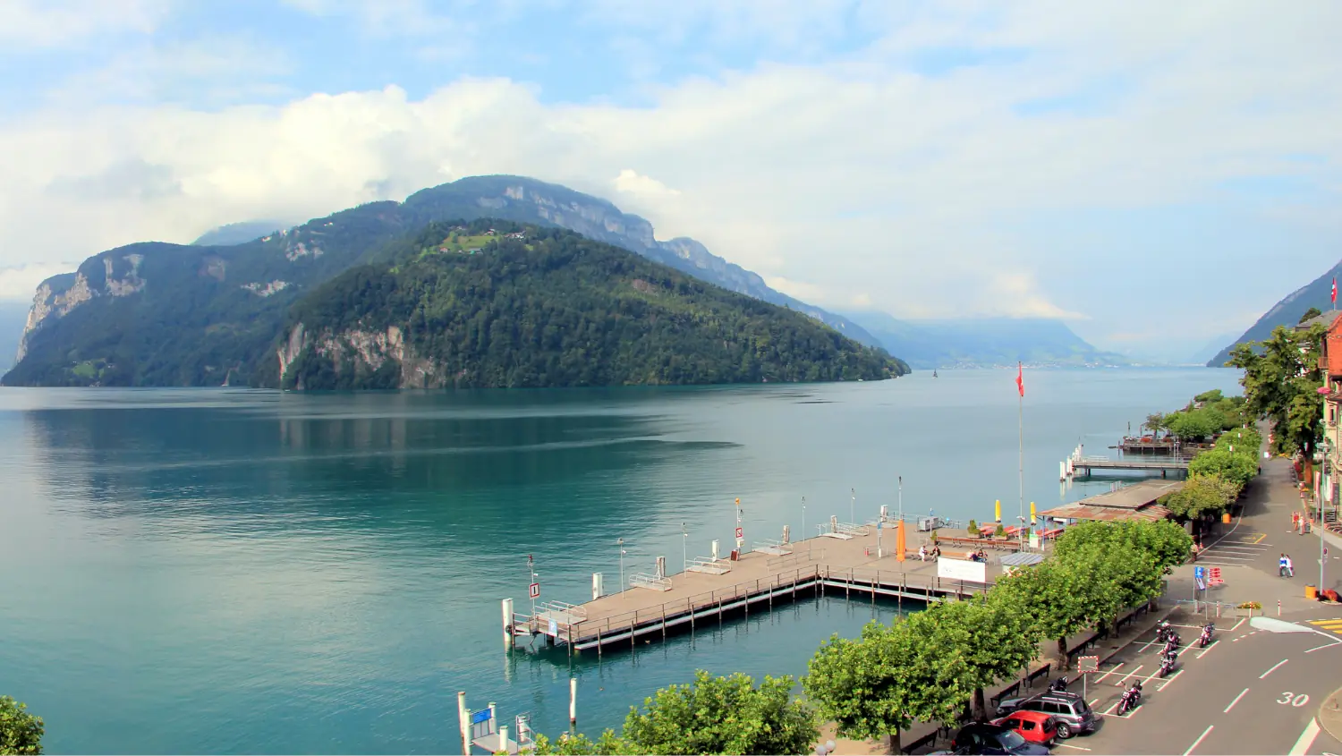 Die Seepromenade von Brunnen mit Schiffsteg am Vierwaldstättersee