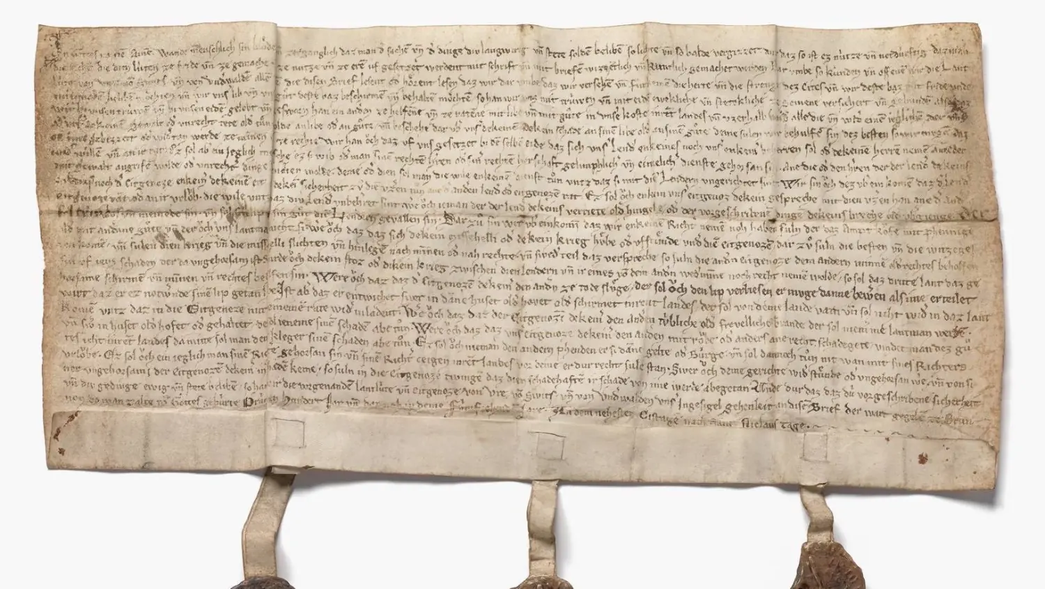 Das Pergament des Bundesbriefs von 1291 mit drei angehängten Siegeln