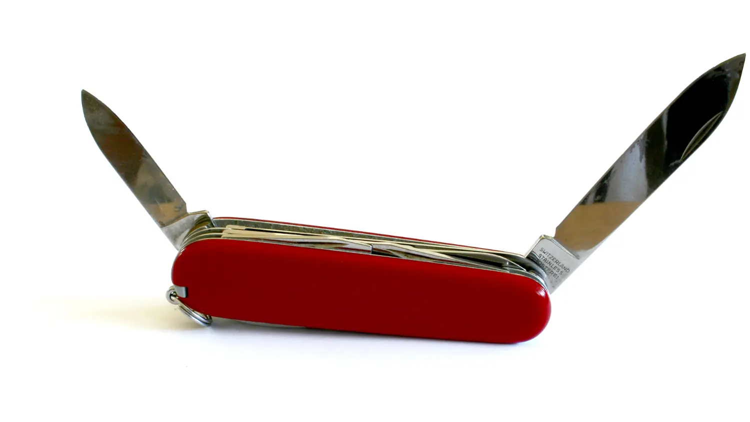 Couteau suisse rouge avec deux lames dépliées