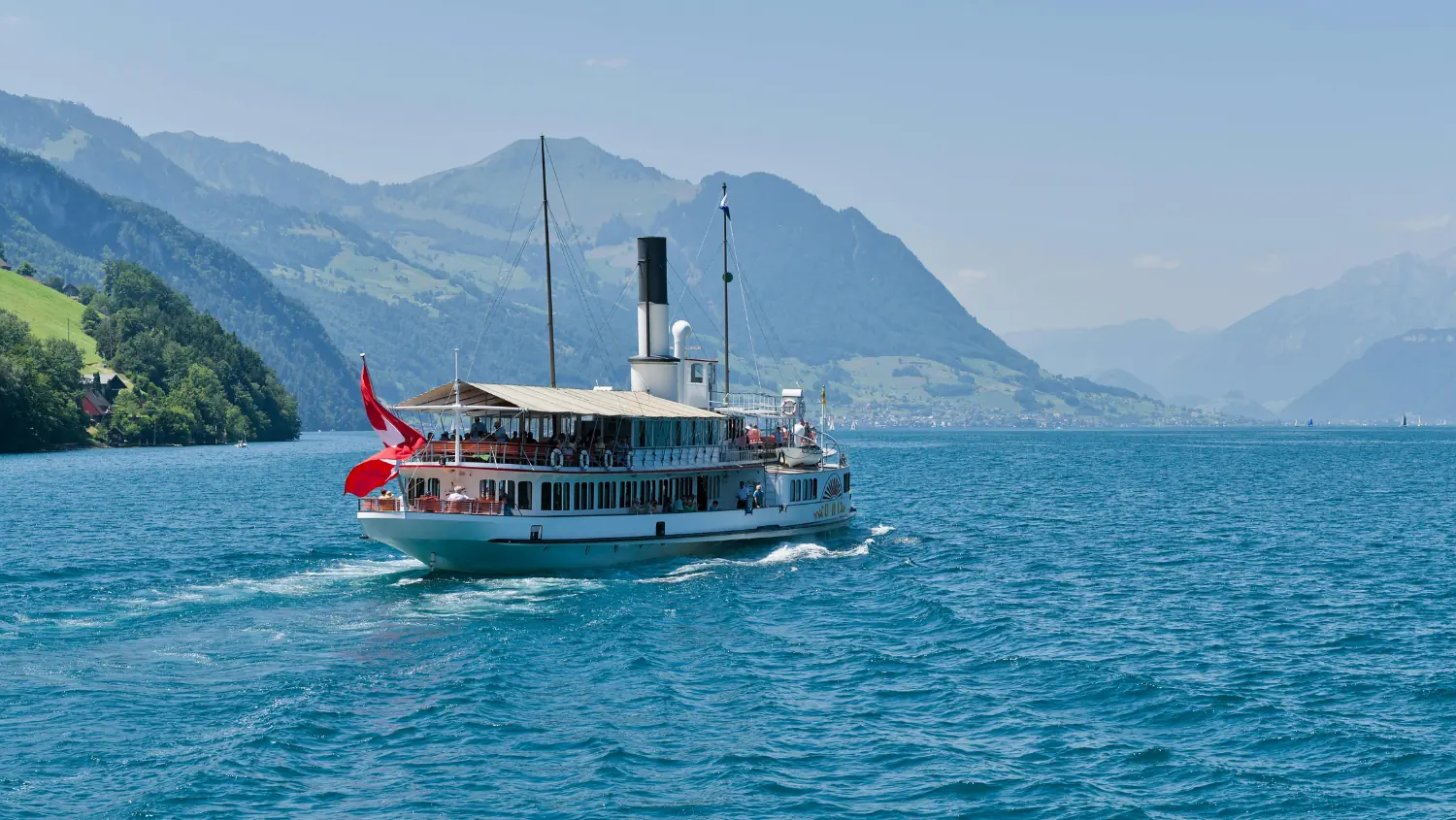 Raddampfer mit Schweizer Fahne auf dem Vierwaldstättersee