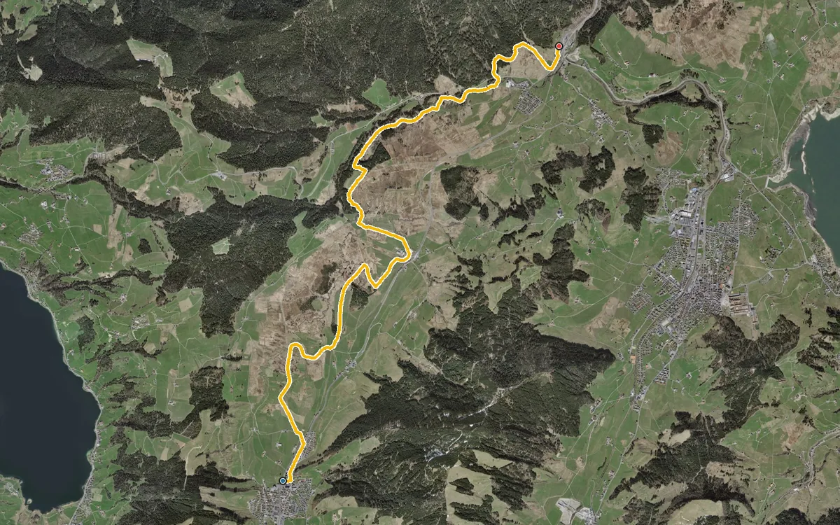 Vista aerea con il percorso tracciato: Da Rothenthurm a Bennau attraverso la torbiera
