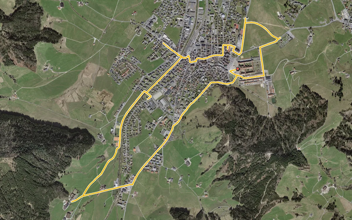 Vista aerea con il percorso tracciato: Anello pianeggiante da Einsiedeln, piazza dell’abbazia