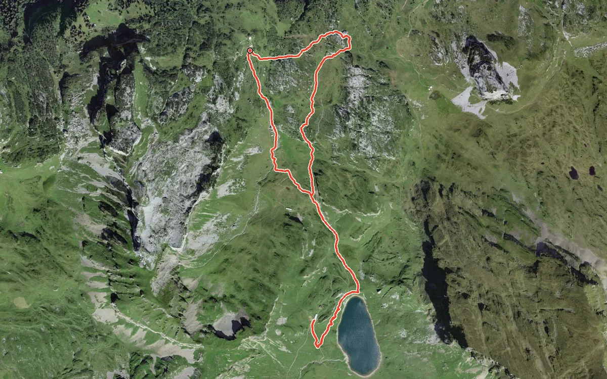 Vista aerea con il percorso tracciato: Piccolo anello in quota al lago di Spilau